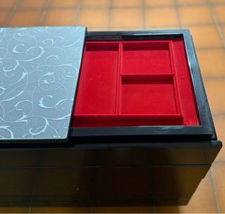 Cómoda negra con tapa de cristal