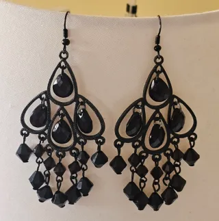 Pendientes largos con pedrería negra.