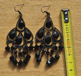 Pendientes largos con pedrería negra.