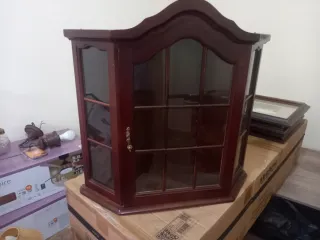 Vitrina de madera y cristal
