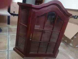 Vitrina de madera y cristal