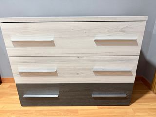 Cómoda de madera blanca y marrón