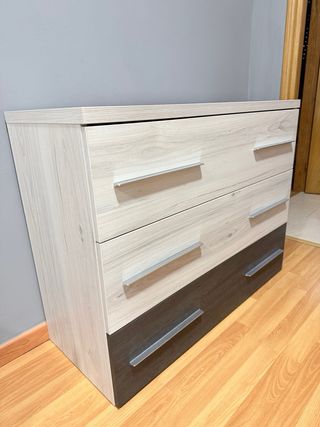 Cómoda de madera blanca y marrón