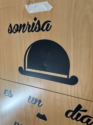 Puerta de madera con pegatinas