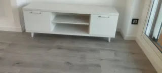 Mueble TV blanco. Medidas 140 x 50 x 42 cm