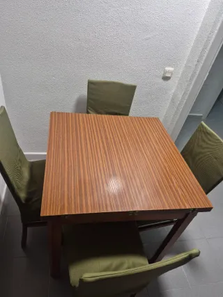 Mesa de comedor y 4 sillas verdes
