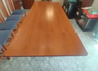Mesa de comedor y 4 sillas de madera