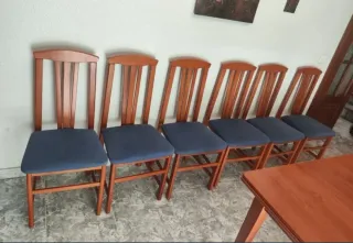 Mesa de comedor y 4 sillas de madera