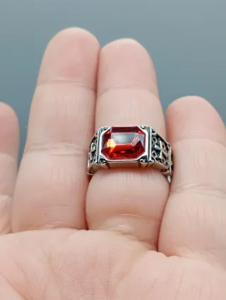 Anillo de Acero para Hombre Piedra Roja fuego
