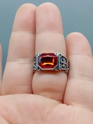 Anillo de Acero para Hombre Piedra Roja fuego