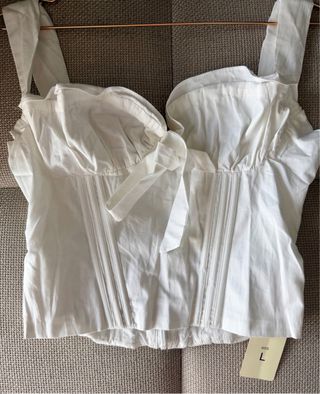 Top blanco con lazada y ballenas