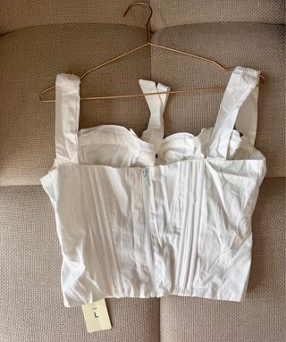 Top blanco con lazada y ballenas