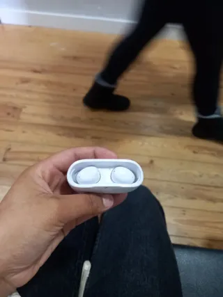 Fones de ouvido brancos