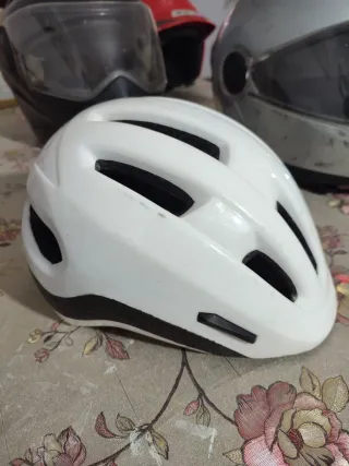 Casco blanco infantil con diseño