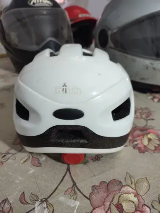 Casco blanco infantil con diseño