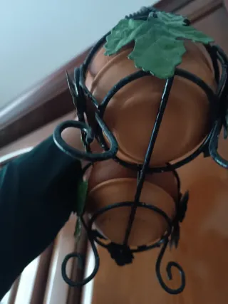 Porta piantine in ferro con vasetti e sottovasetti