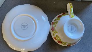 Taza de té de porcelana con rosas