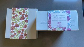 Taza de té de porcelana con rosas