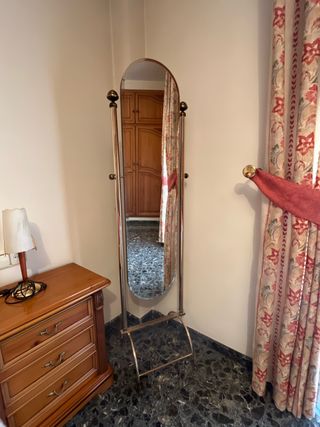 Espejo de pie ovalado