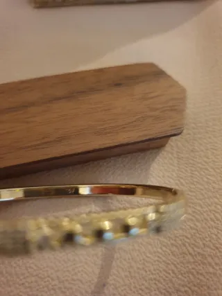 Pulsera dorada nueva con caja