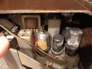 Radio de Válvulas Antigua Marrón