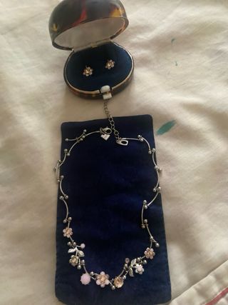 Conjunto collar y pendientes flor No da alergia.