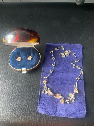 Conjunto collar y pendientes flor No da alergia.