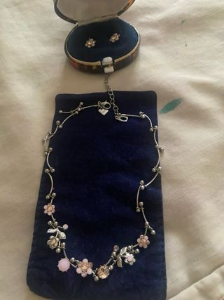 Conjunto collar y pendientes flor No da alergia.