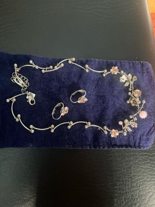 Conjunto collar y pendientes flor No da alergia.