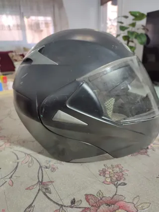 Casco de moto negro y gris