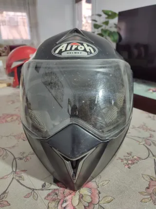 Casco de moto negro y gris