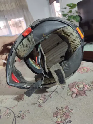 Casco de moto negro y gris