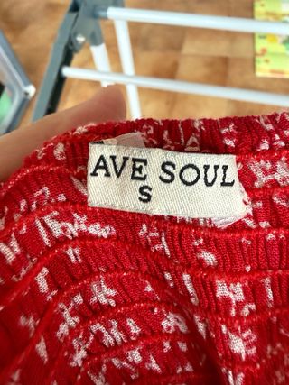 Vestido de verano rojo con estampado floral