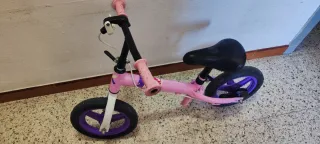 Bicicleta infantil sin pedales rosa