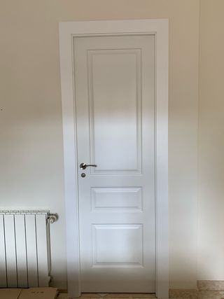 Puerta lacada blanca con 3 cuarterones