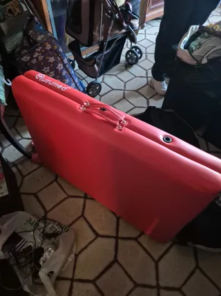 Camilla de masajes fisioterapia. Color rojo.