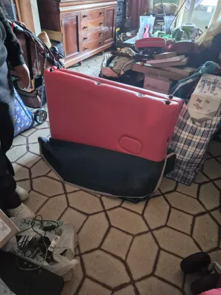 Camilla de masajes fisioterapia. Color rojo.