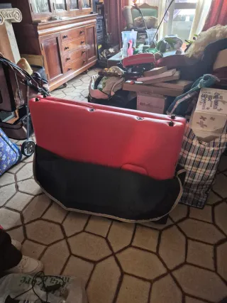 Camilla de masajes fisioterapia. Color rojo.