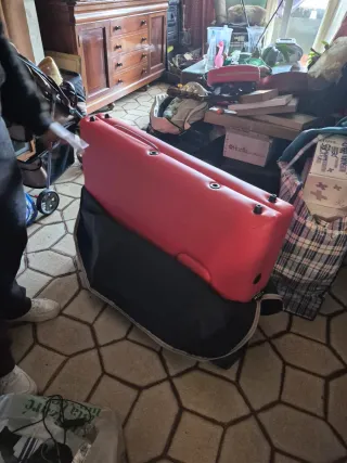 Camilla de masajes fisioterapia. Color rojo.