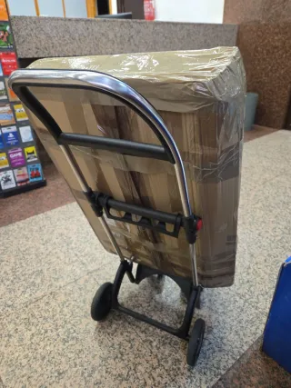 Estanterías de madera y metal