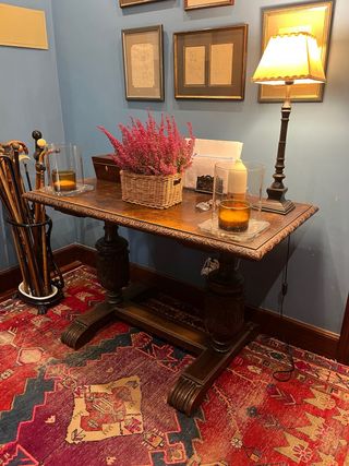 Mesa antigua de madera tallada