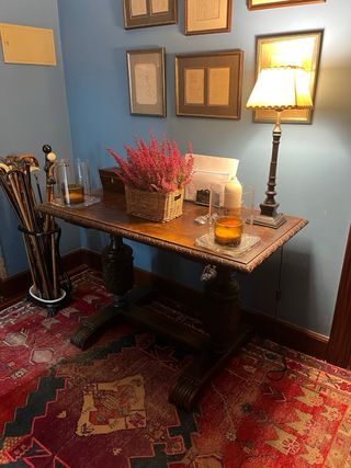 Mesa antigua de madera tallada