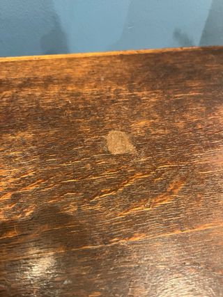 Mesa antigua de madera tallada