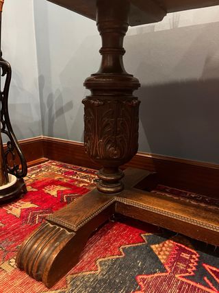 Mesa antigua de madera tallada