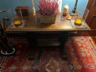 Mesa antigua de madera tallada