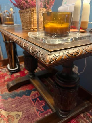 Mesa antigua de madera tallada