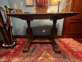 Mesa antigua de madera tallada