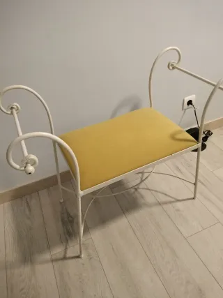 Banqueta forja crema y cojín amarillo