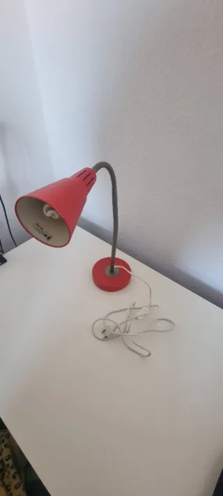 Lámpara de mesa roja Ikea