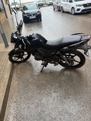 Yamaha YS 125 Moto Negra